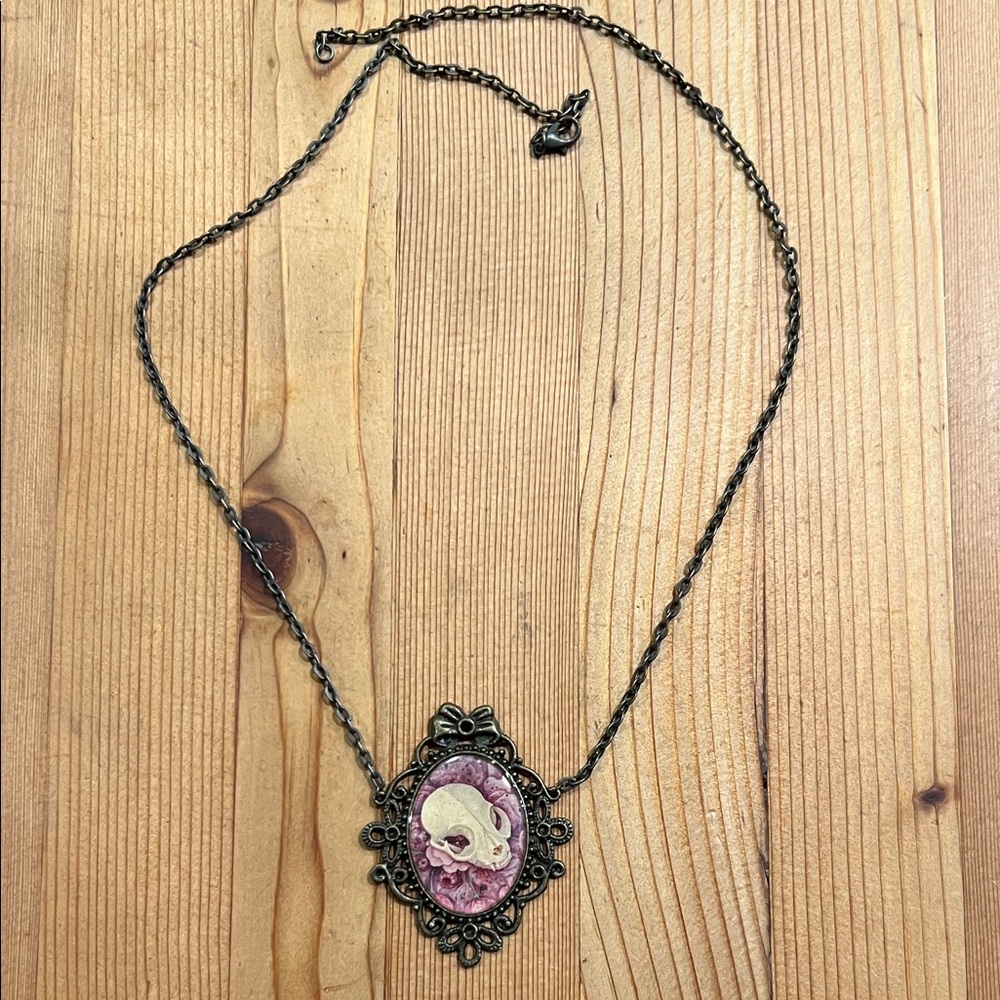 Vintage-style Cameo Pendant Necklace